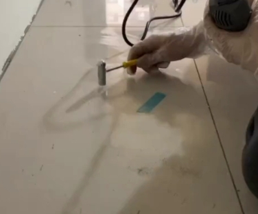 镇康瓷砖开裂维修公司专业分享瓷砖在铺贴前如果没有沥干水分，将会导致以下问题